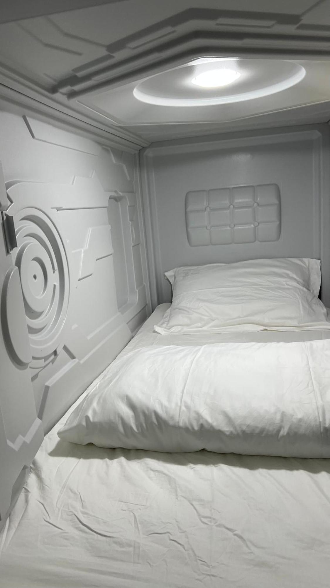 Kiwi Capsule Hotel Бангкок Экстерьер фото