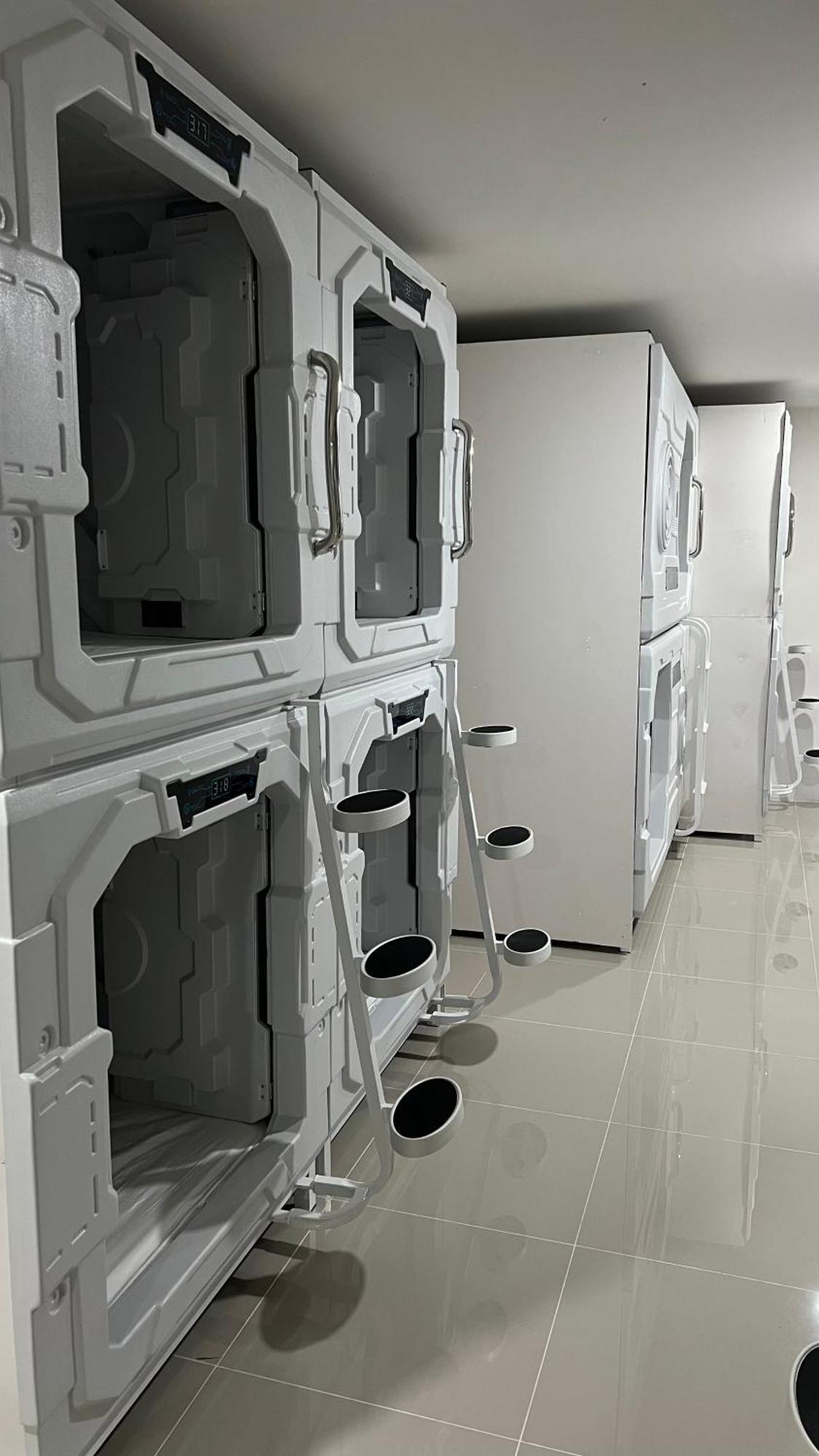 Kiwi Capsule Hotel Бангкок Экстерьер фото
