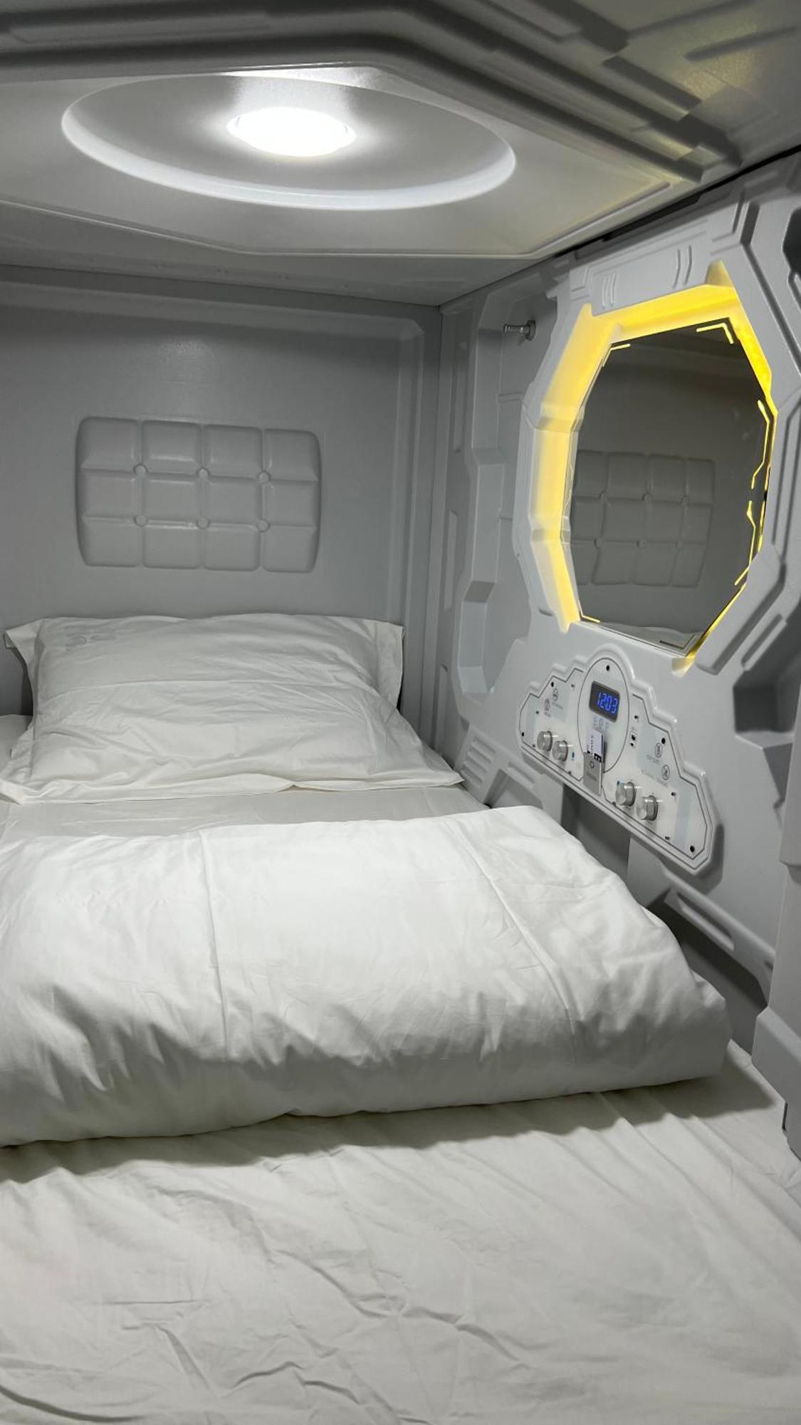 Kiwi Capsule Hotel Бангкок Экстерьер фото