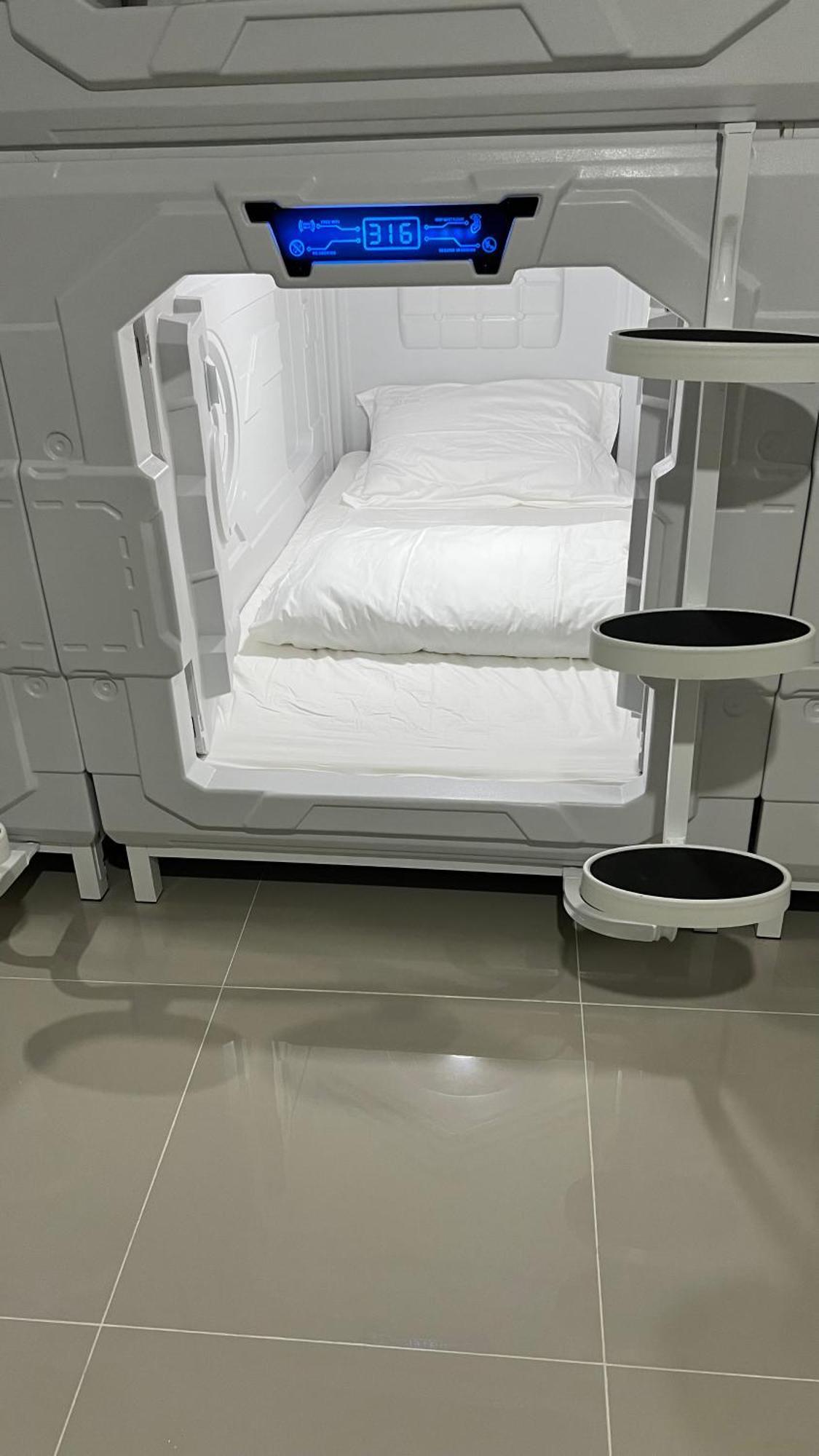 Kiwi Capsule Hotel Бангкок Экстерьер фото