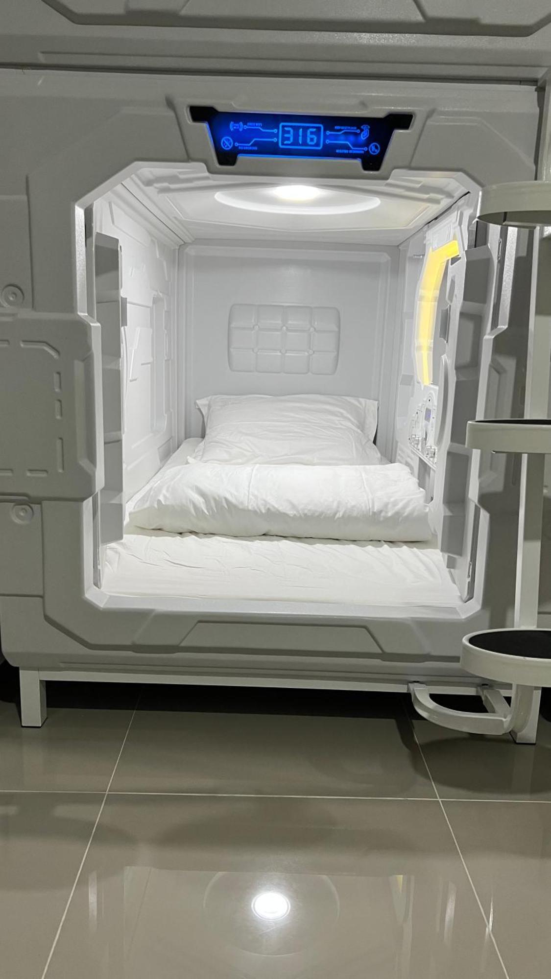 Kiwi Capsule Hotel Бангкок Экстерьер фото