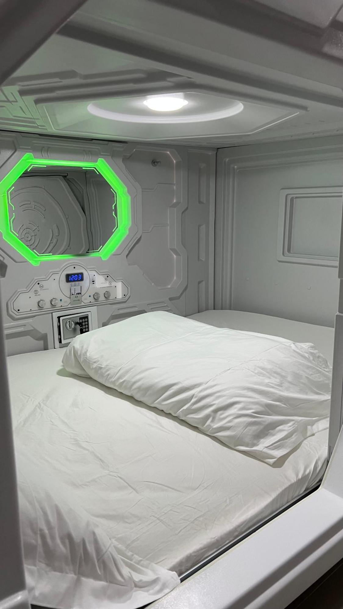 Kiwi Capsule Hotel Бангкок Экстерьер фото