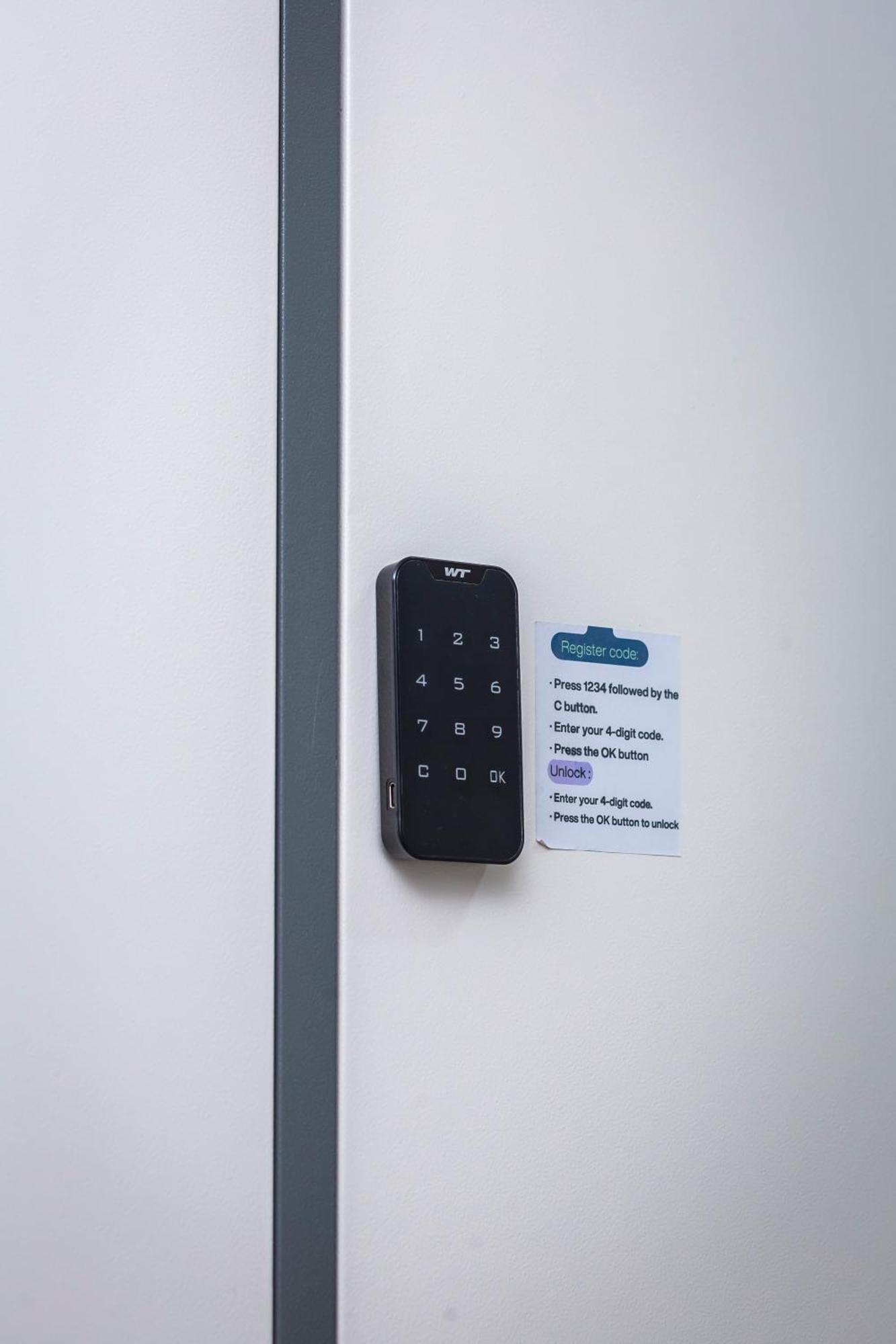 Kiwi Capsule Hotel Бангкок Экстерьер фото