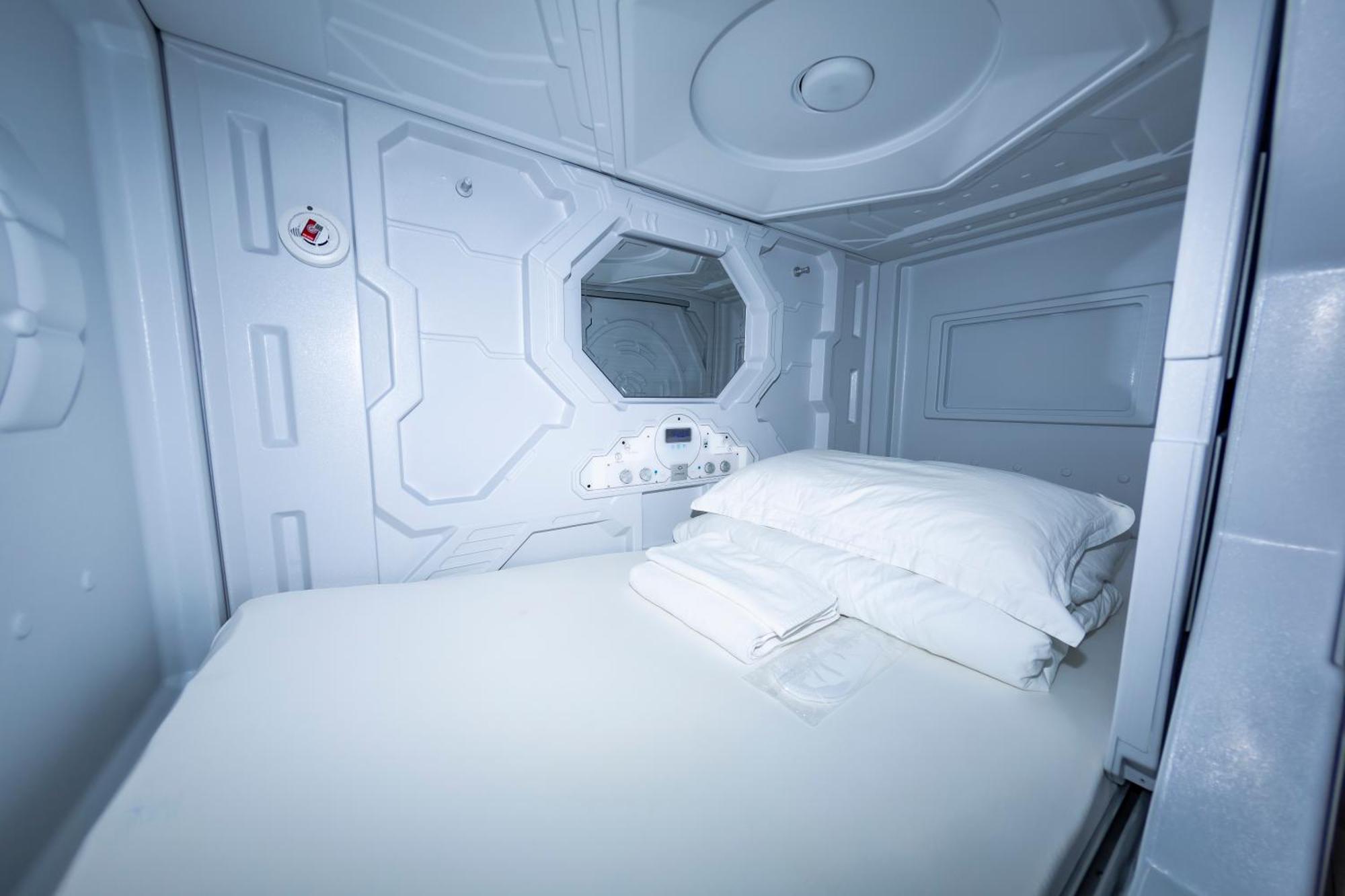 Kiwi Capsule Hotel Бангкок Экстерьер фото