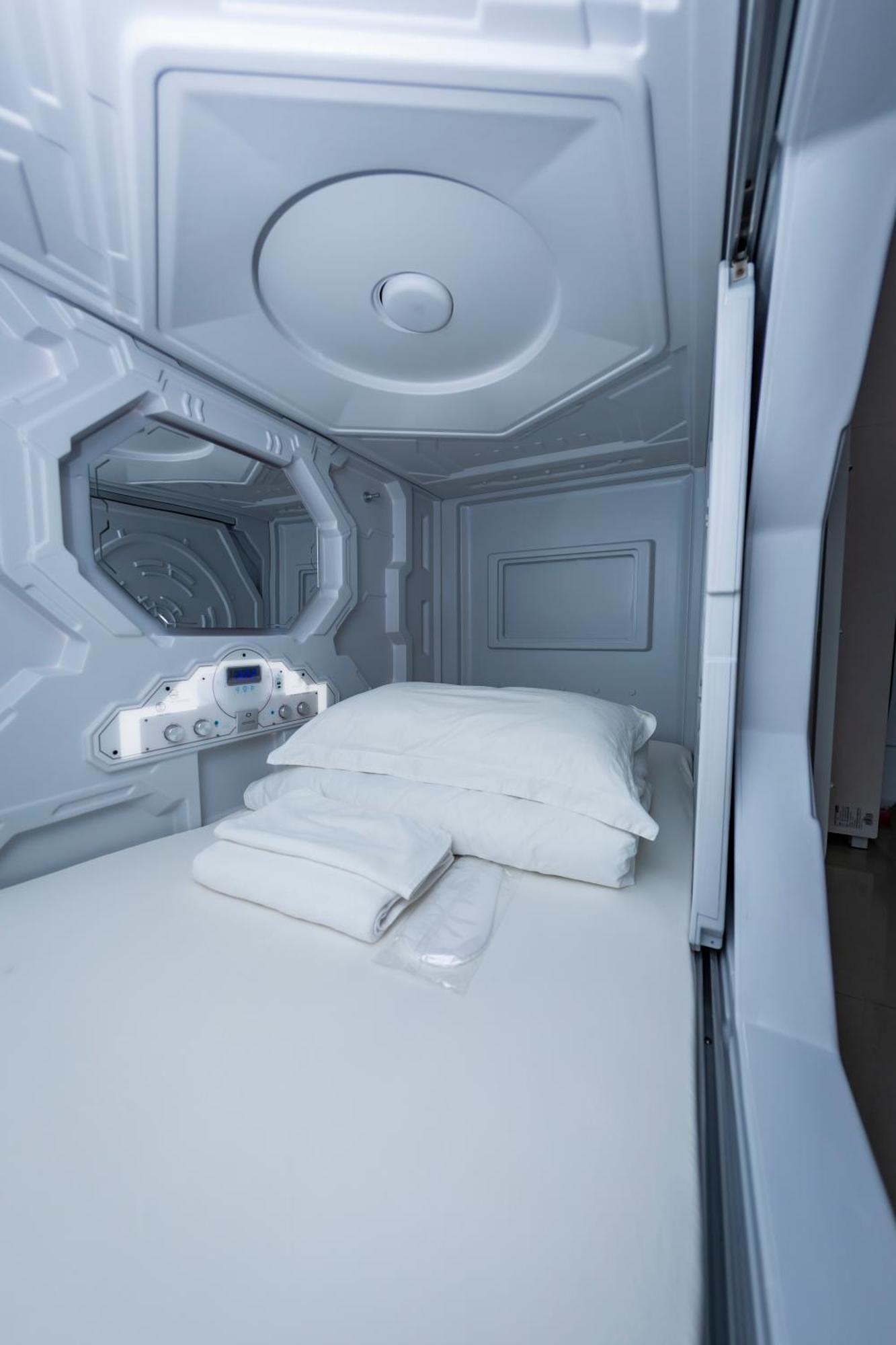 Kiwi Capsule Hotel Бангкок Экстерьер фото