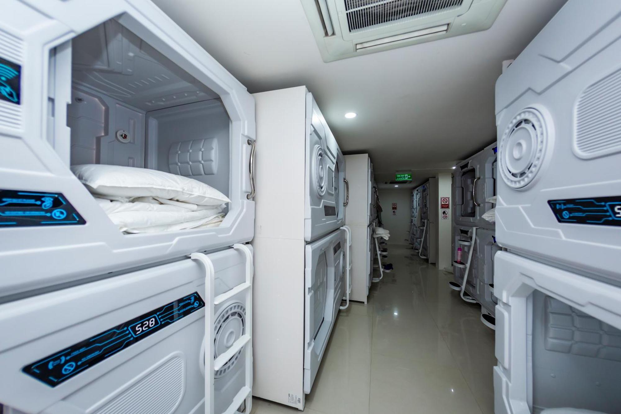 Kiwi Capsule Hotel Бангкок Экстерьер фото