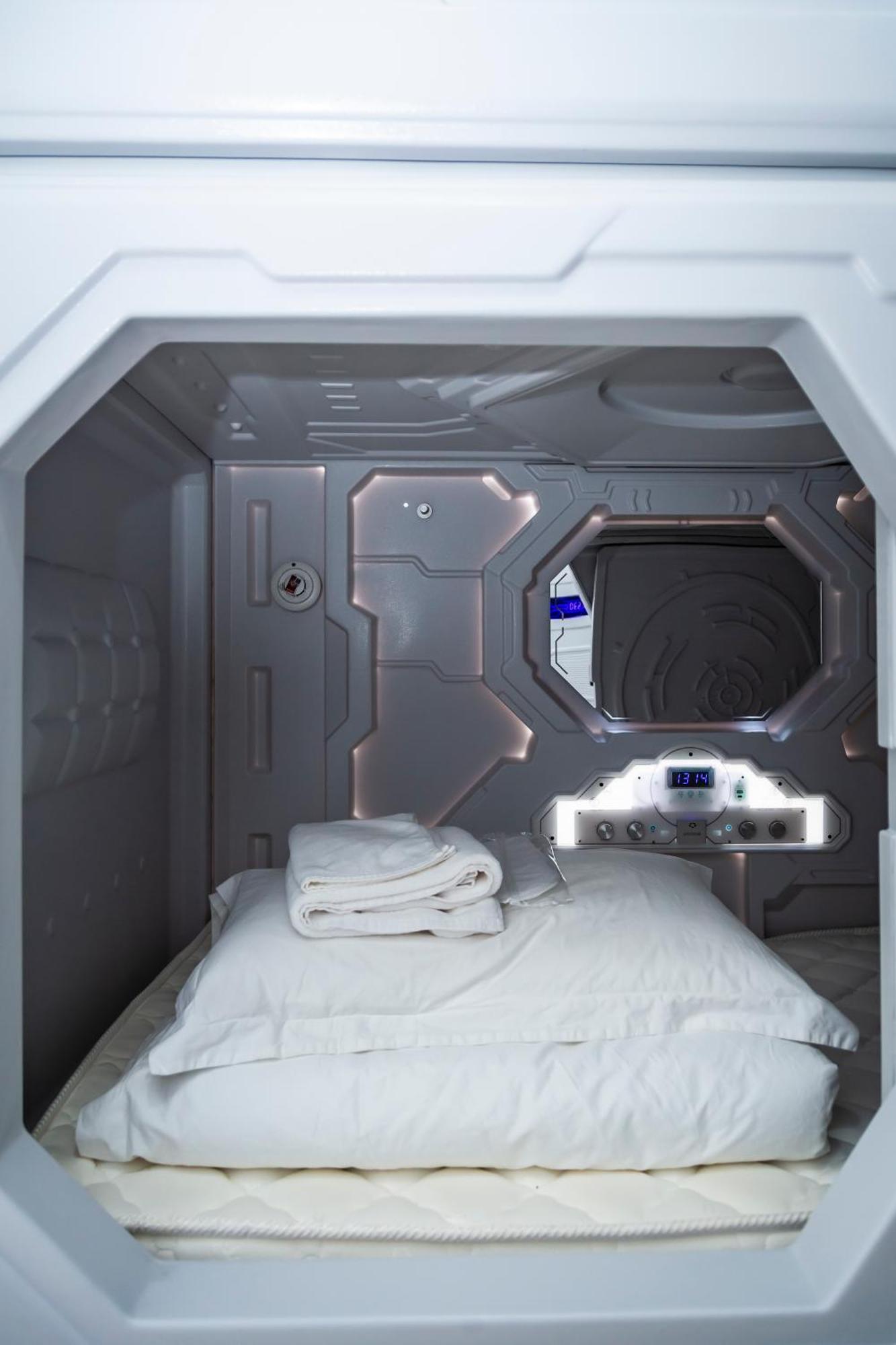 Kiwi Capsule Hotel Бангкок Экстерьер фото